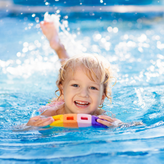 Apprentissage de la natation avec un professionnel en Alsace.