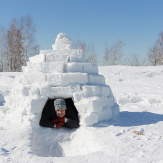 Sortie familiale en raquettes à neige et construction d'igloo