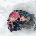 Sortie familiale en raquettes à neige et construction d'igloo