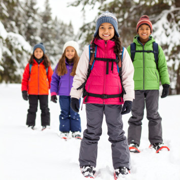 Enfants faisant de la raquette à neige